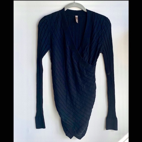 🔥 HOST PICK! 🔥 THYME Maternity Black Wrap Cross Sweater SIZE M - Picture 1 of 5